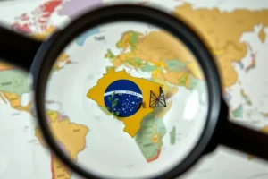 Lupa focada no mapa do Brasil, simbolizando a análise dos setores econômicos que podem ser afetados por tarifas.